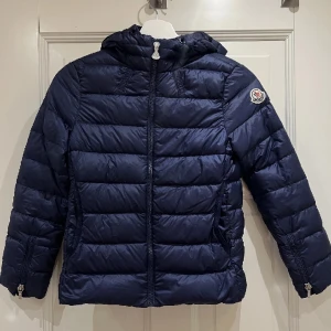 Moncler Jacka Strlk 152 - Jackan är använt men fint skick. Jag har själv köpt den här på Plick men den är väldigt liten i storlek och passar tyvärr inte min son. 
