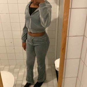 Gina young Velour set - Hej! Jag säljer det här Gröna velour settet pga att den blivit för liten på mig. Den är använd ett par gånger men jätte bra skick. Väldigt likt juicy. Den är köpt för 400 kr men säljer billigare. Skriv till mig privat för fler frågor.