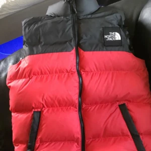 The Northug race vest - Säljer denna the bort face vest i storlek M