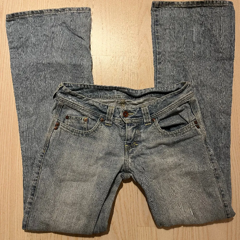 Jättesnygga Low waist jeans som tyvärr är för korta på mig💗 storlek M på lappen, men dem är små i storleken  Min kamera är typ paj, så bilderna ser lite konstiga ut, men dem är ljusblå och har inte räfflor. Jeans & Byxor.
