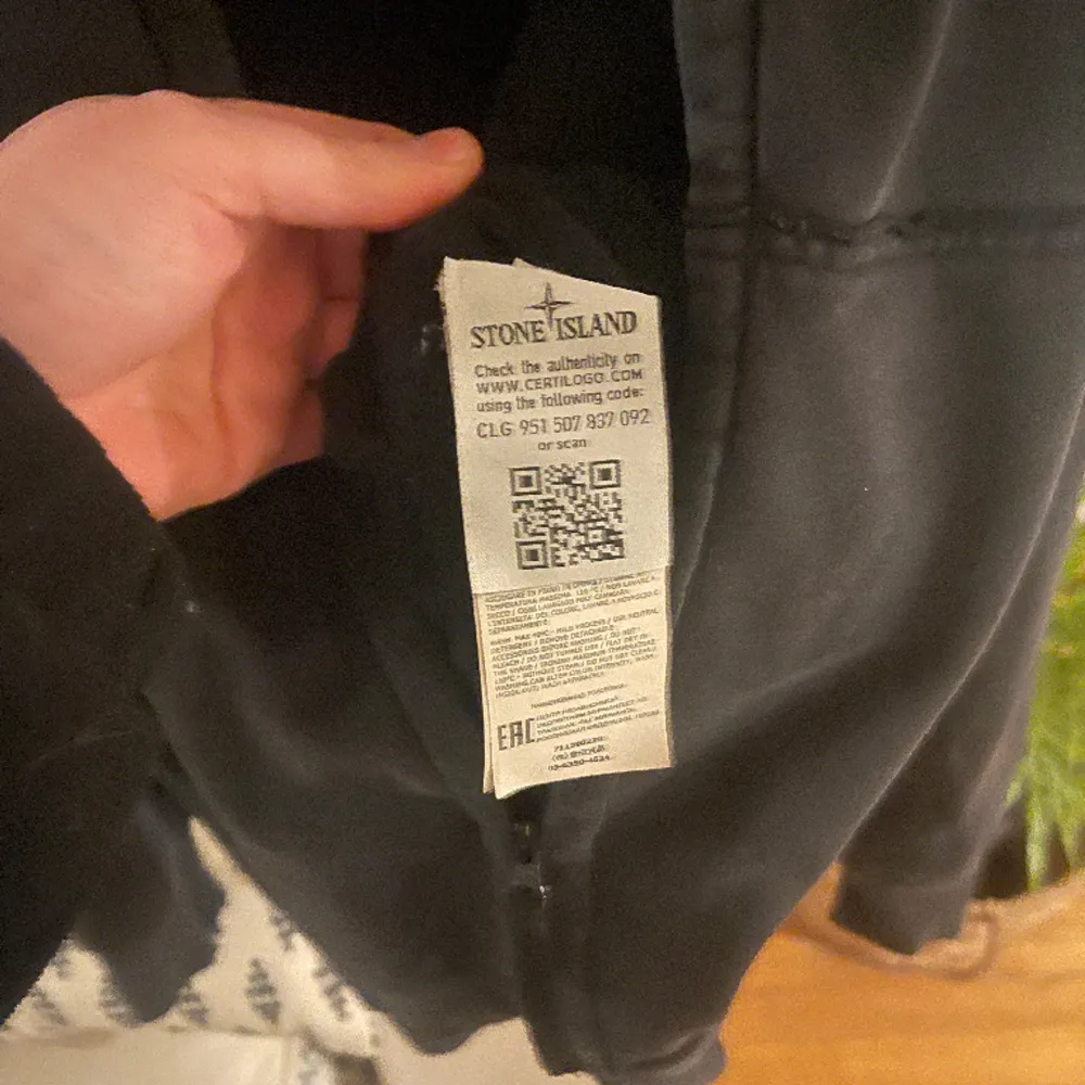 Säljer denna stone island zip hoodie, billiga priset beror på inge kvitto och skada på armen som kan skickas ifall man är intresserad🙏🏼 den är i storlek men skulle säga den är mer storlek M. Hoodies.