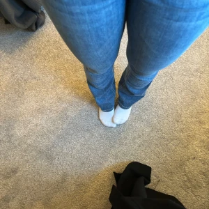 Blå lågmidjade jeans - Blå lågmidjade jeans från zara. Använda fåtal gånger så fint skick!💕💕💕