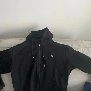 polo ralph lauren zip hoodie - en svart polo ralph lauren zip hoodie i nyskick, skriv om ni har några funderingar