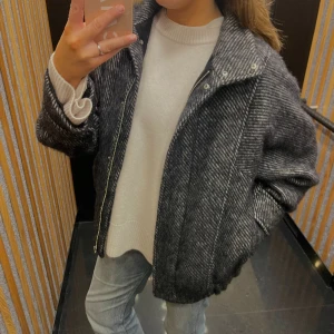 Other Stories Jacka  - Snygg bomber jacka i tjockt material från Other Stories, varm och mysig. Aldrig använd, en aning liten i storleken så tog L för att få en mer oversize fit. Nypris 2500kr❤️❤️