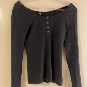 Tröja - Ribbad marinblå tröja! Från Zalando, använd ett fåtal gånger. Ribbad i materialet, stretchig och tunn. Går att knäppa upp knapparna. 100kr+frakt!!