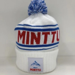 Minttu Mössa - Riktigt fet minttu mössa! Populär och helt slutsåld. Perfekt för vintern!  Helt ny utan konstigheter. 