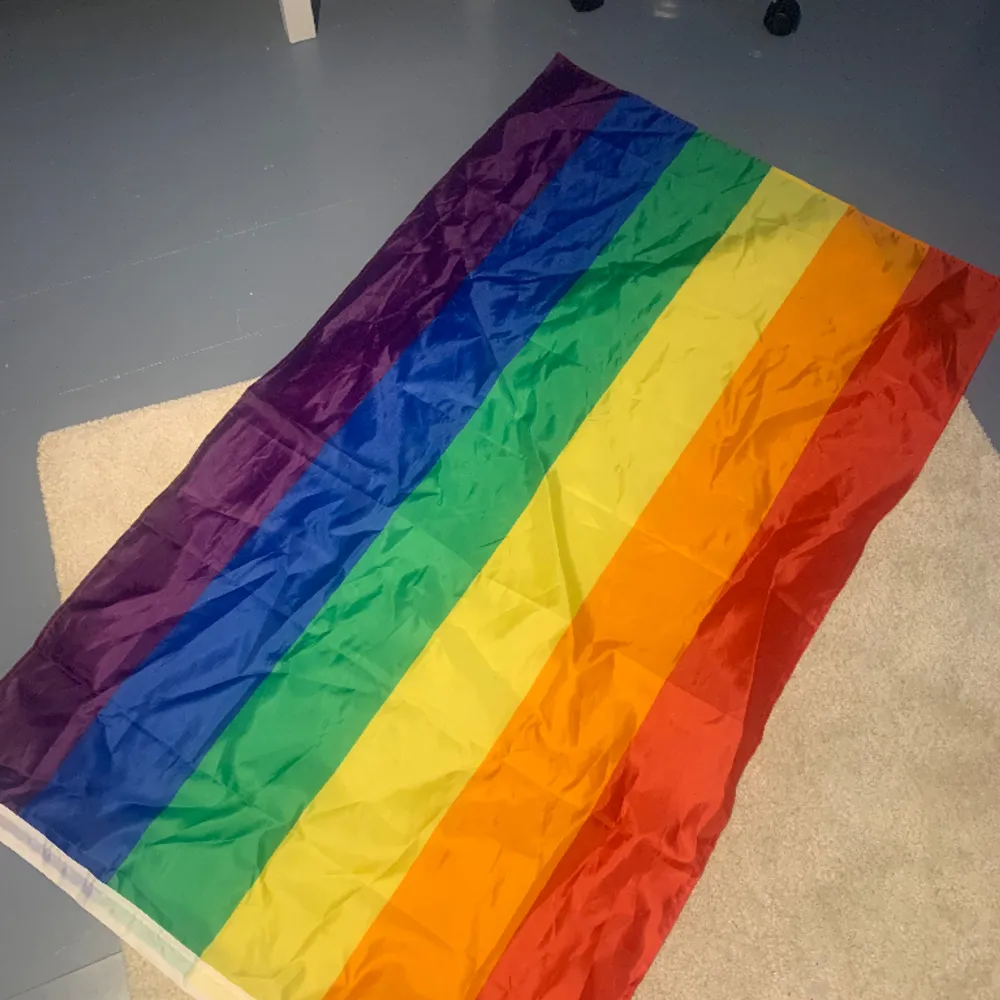 Säljer denna Pride flaggan 153x90 cm. Säljer för att den inte kom till användning. Inga skador eller fläckar på. . Övrigt.