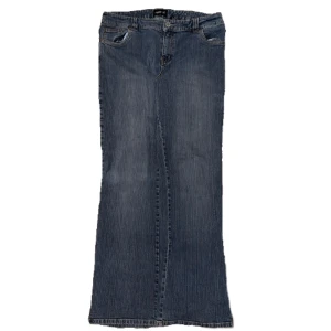 Gråa vintage bootcut jeans - Jeansen är bootcut och är i en grå färg. Det har inga skador och är i bra skick. Midjemått: ca 86 cm, benlängd: ca 106 cm