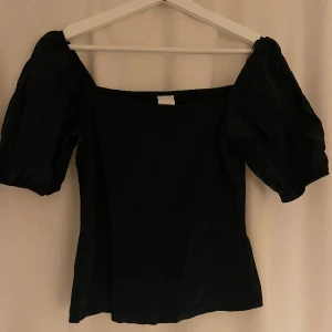 Hm topp💓 - Knappt använd, snygg H&M topp! Passar både till fest och vardags. Strl S, modellen sitter väldigt snyggt ✨