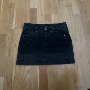 gråsvart jeanskjol  - säljer då den är för liten! grå/svart i färgen. midjemått rakt över 37 cm. finns fler bilder 💞