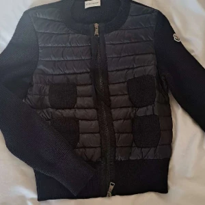 Moncler cardigan - Säljer denna super snygga moncler cardigan. Säljs på grund av den är inte min stil. Hlr av er vid inteesse 