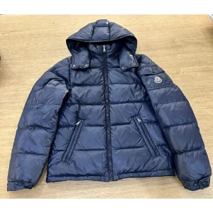 Moncler Maya - En Marinblå Moncler Maya jacka i storlek 14 years, den sitter som XS. Har haft jackan en säsong och säljer för att den inte passar min stil. Jackan är köpt på Vestiare för 5500kr. Nypris ca 16000kr men säljer för 4800kr.