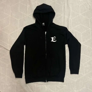Zipper - Hej vi på Endemico säljer våra egna gjorda tröjor vi säljer de också på våran instagram Endemico_Clothing, Tröjorna är feta och sköna. För frågar eller om du vill köpa skriv här elr på våran instagram 