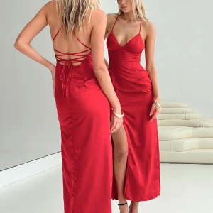 Chambers maxi red dress - Maxiklänning Smal passform, silkeslent material, remmar, snörning i ryggen, icke-stretch, använd en gång
