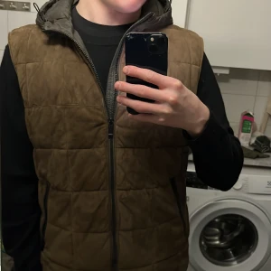  Massimo dutti väst -  snygg mocka väst i ny skick. riktigt soft. Bara att ställa frågor 