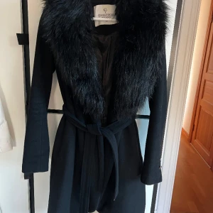 Chiara forthi kappa svart strl 36 - Saknar en knapp på vänster ärm annaes jättefin. Håller värmen. Pris kan diskuteras.