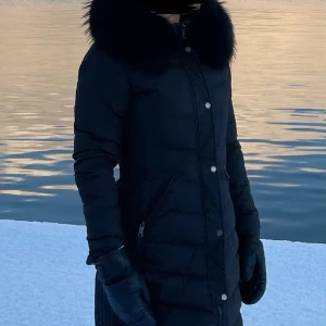 Rockandblue dunjacka - Rockandblue dunjacka i fint skick! Strl 36, både luva och pälskrage är avtagbara. Nypris 3600:-