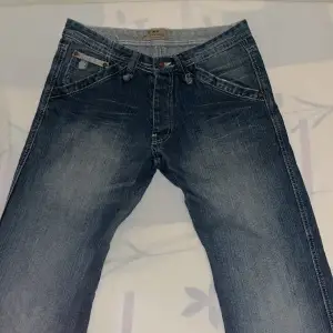 Jätte snygga vintage jeans från jack and jones. Vet inte riktigt jeansens storlek då det inte står, men skulle gissa på att det är storlek S. Priset kan prutas.