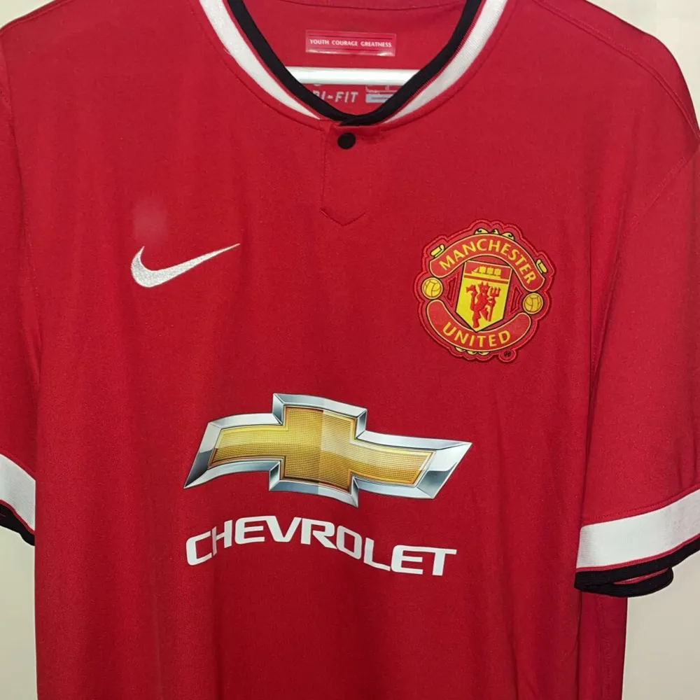 Jävligt snygg United tröja som är från ”the glory days”. Givetvis äkta i storlek L. Nyskick. T-shirts.