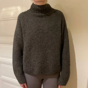 Ull tröja  - Nästan oanvänd stickad tröja från weekday! Sann till storleken. Färgen är mörkgrön🥰