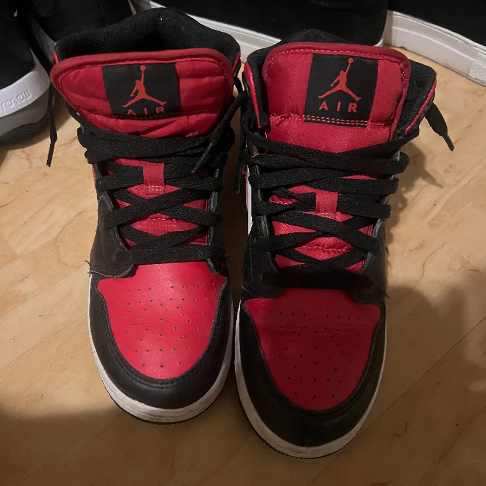 Säljer ett par Air Jordan 1 Mid Fire Red skor i storlek 38, kan skicka fler bilder. Skorna är använda men är som gott som nästan nya. Passar bra till våren eller sommaren. Nypris 2199-,-. Skor.