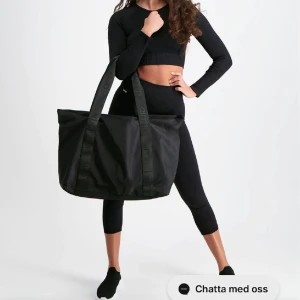 Aimn bag - Helt ny väska från Aimn! Nypris: 599kr  Helt ny väska från Aimn! Nypris: 599kr  DETALJER:  -Breda handtag med logga -1 x innerficka med dragkedja -3 x innefickor (perfekt för schampoflaska etc.) -Uppdelad i två fack -Tvätt/skopåse