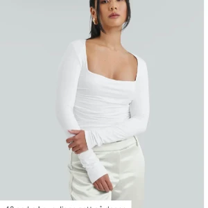 Långärmad topp - Helt ny och oanvänd topp från bikbok. Normal i storlek med snygg passform och inte genomskinlig. Ordinarie pris 359 kr.