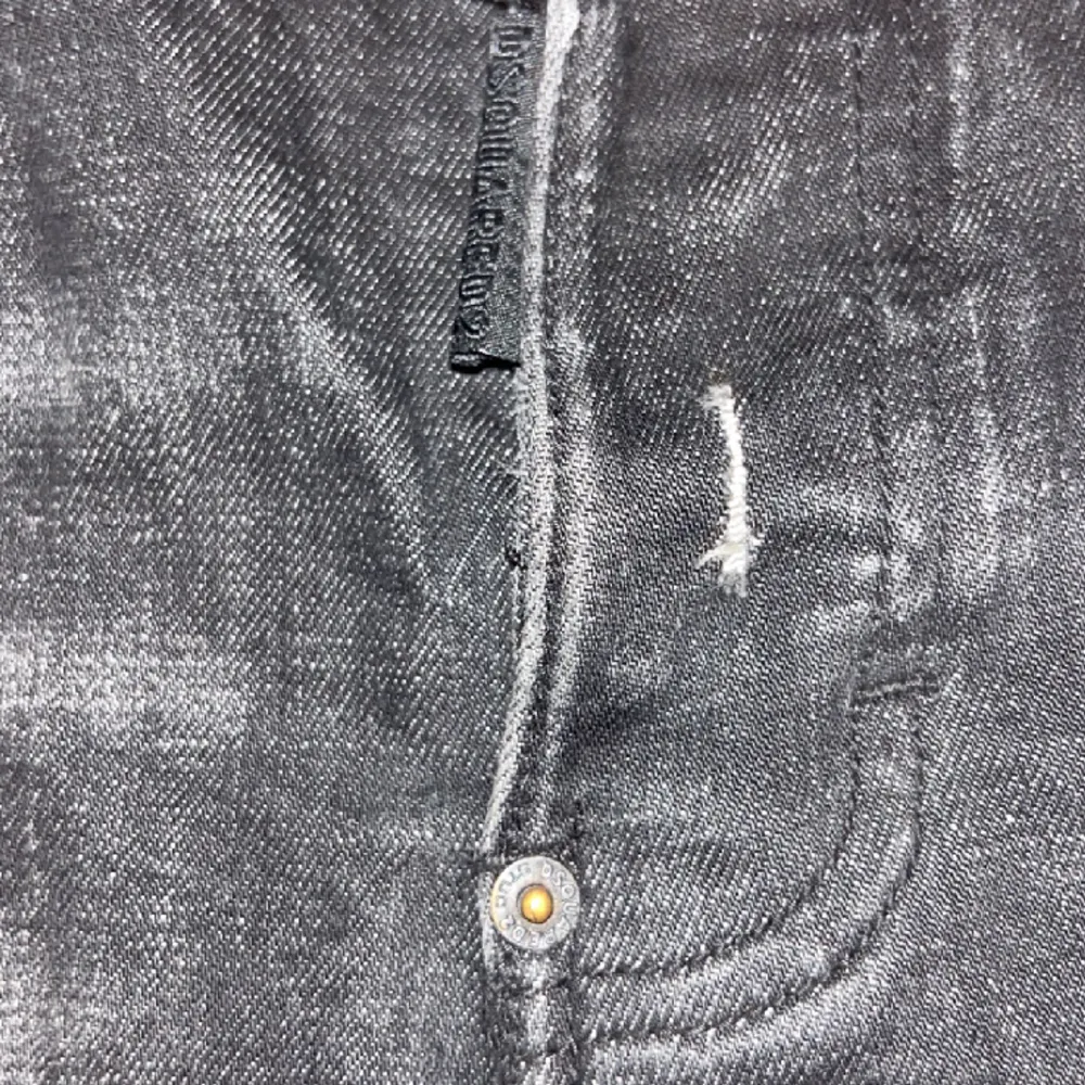 Tjena! Ett par fina dsquared2 jeans riktigt fina för ett bra pris. (Ej äkta) riktigt bra material. Skick 9/10 säljs pga blivit för små för mig. Pris går att diskuteras . Jeans & Byxor.