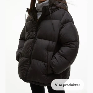 Vintejacka  - Säljer denna vinterjacka som var trendig förra året. Letar efter en ny och hade kunnat tänka mig att byta denna eller om man vill köpa den. Köptes för 549kr. Bra skick, ser helt ny ut, använd ca 10 gånger då jag använt mig av andra jackor. 🥰