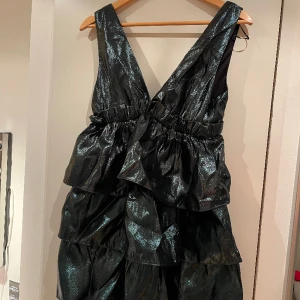 Nyårklänning  - En glittrig klänning från Zaras nyårskollektion i en smaragdgrön färg! Aldrig använd pga för liten. Väldigt kort i modellen, man ser vart den slutar på första bilden. 💚 (Sista bilden är inte min)