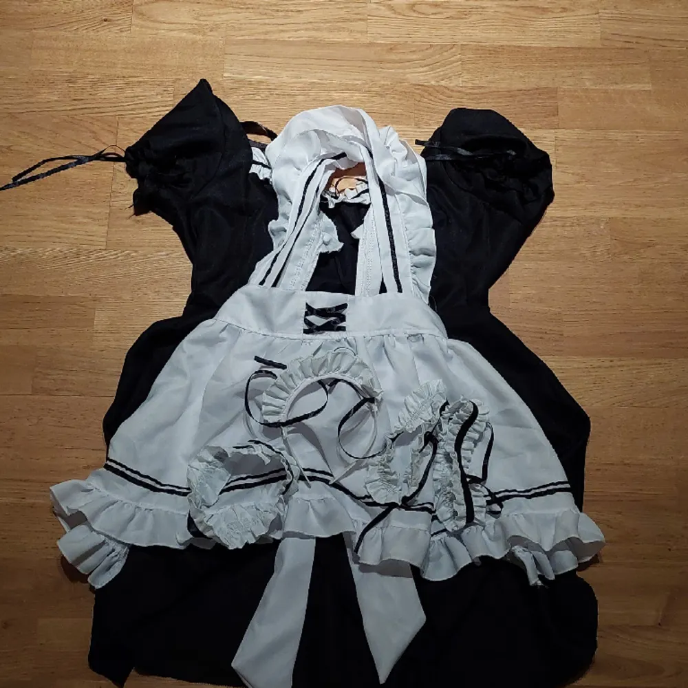 En maid dress med tillhörande accessoarer som kan användas för cosplay. Strl XS-S. Klänningar.