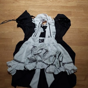 Maid outfit cosplay - En maid dress med tillhörande accessoarer som kan användas för cosplay. Strl XS-S