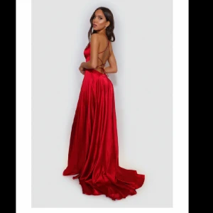 Balklänning  - Säljer nu min balklänning. Köpt på Ivory Field nypris 3300kr + uppsydd för 1200kr. Jag är 162cm och hade 7 cm klackar. Justerbar vid ryggen.🥰