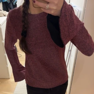 Glitter topp - Jättesnygg röd glittrig topp, med lite utsvängda armar. Knappt använd och i jättefint skick. Passar perfekt nu till julafton och nyår! Storlek 170, men passar mig som brukar ha XS/S. PRISET KAN DISKUTERAS!!