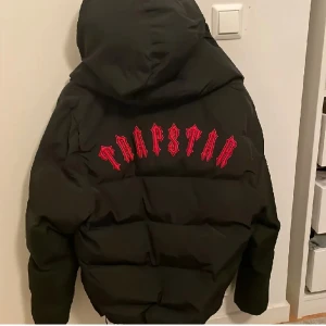 Trapstar Jacka - Äkta trapstar jacka i bra skick. Använts fåtal gånger. Sällsynt. 