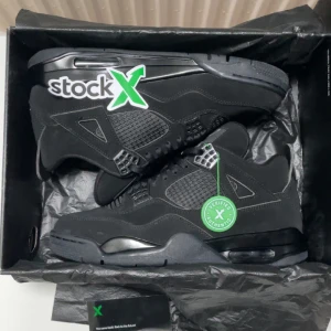 Jordan 4  - Säljer mina Jordan 4 black cats. Använts par gånger men annars helt ny och på fantastisk skick. Ny pris på 4199 kr från stockX. Allt följer med. Pris kan sänkas vid snabbaffär. Kontakta för mer info i bilder.