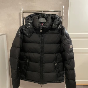 Moncler Chevalier - Säljer denna feta moncler Chevalier jacka size 2, 7/10 skick har 2 flaws som ni kan se på bilderna! 