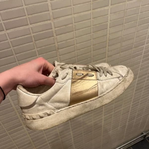 Valentino sneakers strl 36.5 - Säljer mina mycket väl använda valentino sneakers i storlek 36.5. Inköpta på valentino butiken i Köpenhamn.