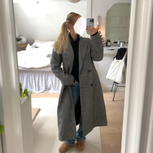 Grå kappa - En grå lätt mönstrad kappa från Nakd, använd fåtal gånger så den är som i nyskick! Mönstret syns på nära håll, men på längre håll ser den enbart grå ut, vilket jag älskar!! Jag är 160cm, för längdrefernes🥰nypris över 1000kr🫶🏼