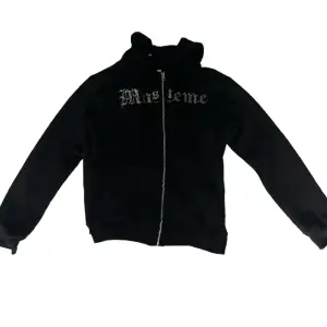 Säljer en jättefin rhinestone hoodie ifrån masteme i storlek medium  Bra skick 599:-