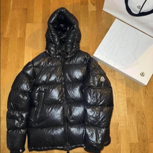 Moncler jacka size 3 (m) - Säljer min jacka då ja ska köpa ny, inga skador mer än vanligt slitage!