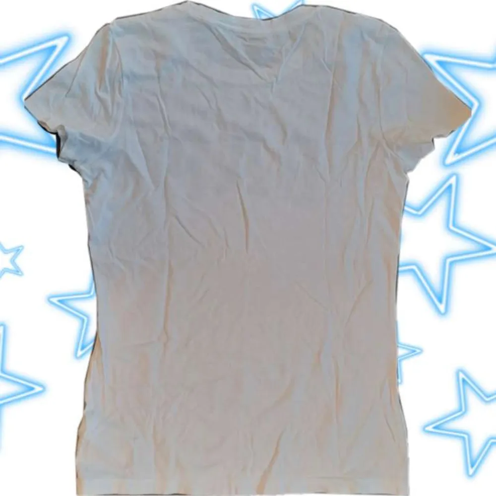 En vit GAP T-shirt med mörkblått tryck. Storlek M ☆Använd köp nu! Skriv vid frågor eller fler bilder ☆. T-shirts.