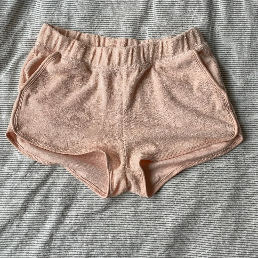 Fina pyjamas shorts från Cubus i en babyrosa färg! Sitter jättefint på, men tyvärr blivit för små för mig! . Shorts.