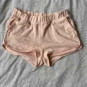 Pyjamas shorts från Cubus - Fina pyjamas shorts från Cubus i en babyrosa färg! Sitter jättefint på, men tyvärr blivit för små för mig! 