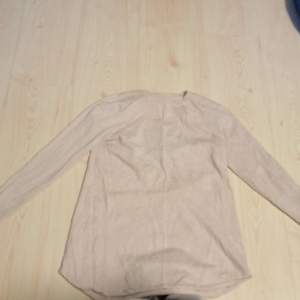 En mjuk låndärmad tröja från Gina Tricot i storlek XS har inte används. 