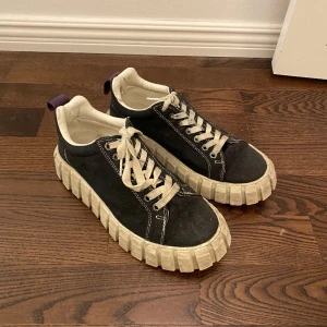 Eytys - Säljer mina eytys!! Storlek 38 och orginalboxen kommer med💕