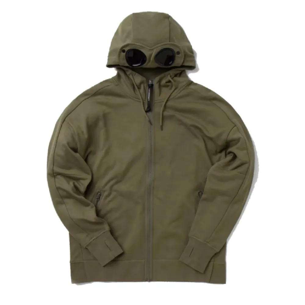 C.P. Company zip-through hoodie i en militärgrön färg! Nästan helt oanvänd (original pris 2400). Tröjor & Koftor.