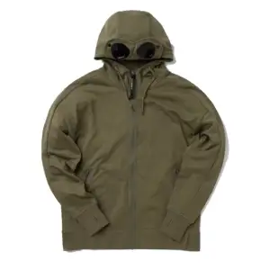 C.P. Company zip-through hoodie i en militärgrön färg! Nästan helt oanvänd (original pris 2400)