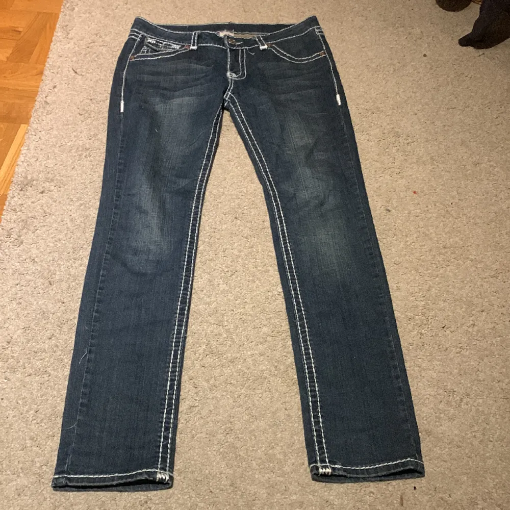 Intressekoll på dessa True religion jeans med vita sömmar. Typ straight/skinny och lågmidjade. midjemått: 88cm Innerbenslängd: 79/80cm. Köpta secondhand. Jeans & Byxor.