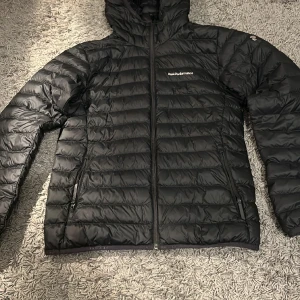 Peak performance jacka - Skick: 10/10 oanvänd, ordinariepris: 3000kr, storlek M men passar S